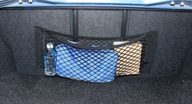 Rzeczy umieszczone w siatce w bagażniku