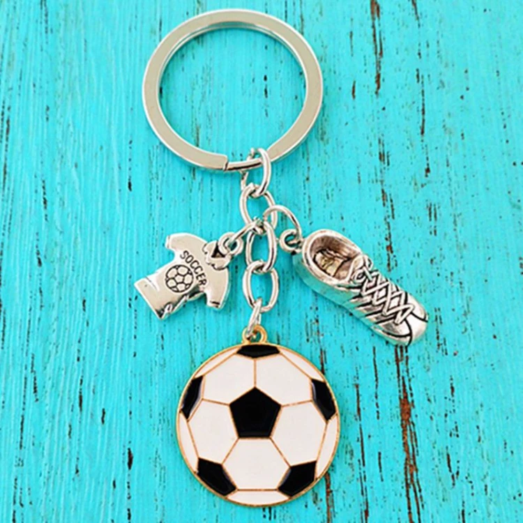 BRELOK-DO-TOREBKI-KLUCZY-BRELOCZEK-PILKA-NOZNA-BUTY-KORKI-CHARMS-METALOWY-Marka-inna-min.jpg