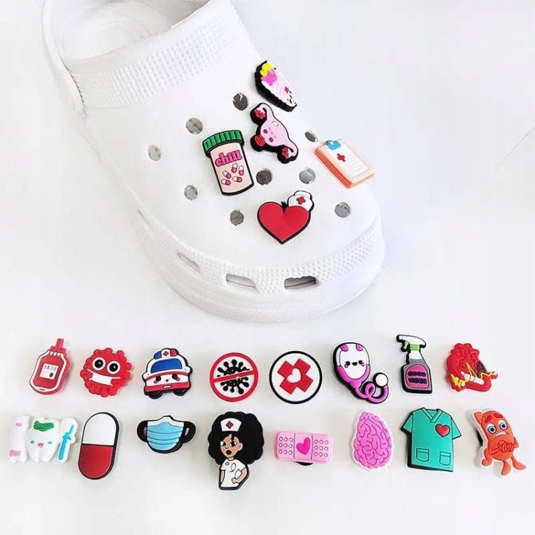PRZYPINKI-ZAWIESZKI-MEDYCZNE-NA-BUTY-CHODAKI-KROKSY-CROCS-PREZENT-30-SZTUK-EAN-GTIN-5903802295191.jpg