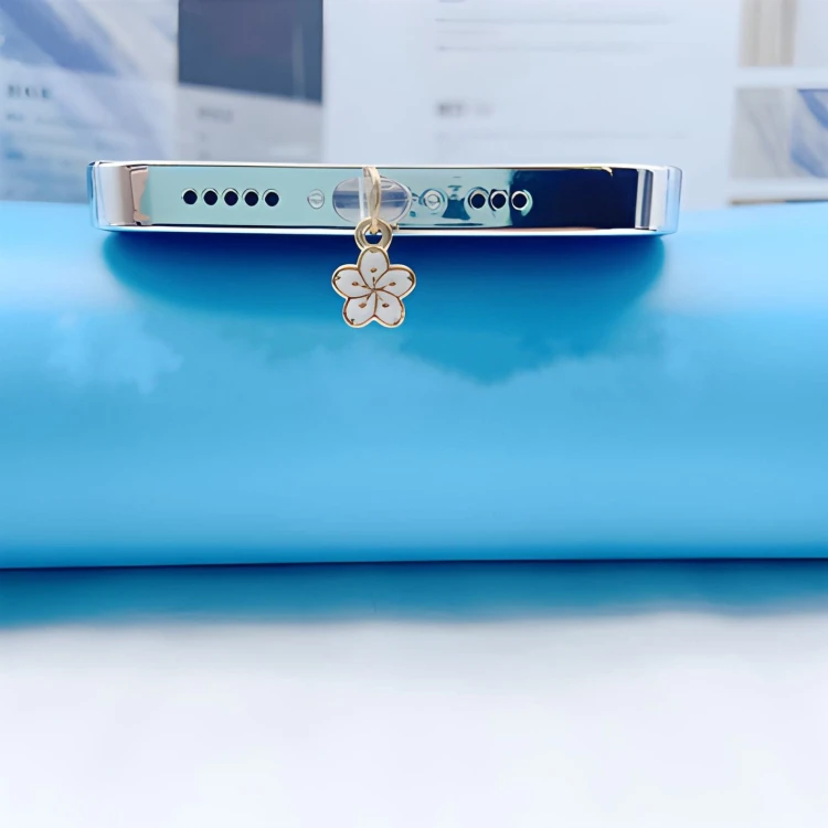 ZATYCZKA-ZASLEPKA-ZAWIESZKA-PRZECIW-KURZOWI-DO-IPHONE-BIALY-KWIAT-EAN-GTIN-5906896105513.jpg