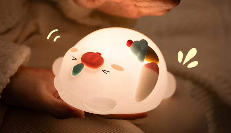 LAMPKA-NOCNA-LED-SWINKA-dla-DZIECKA-BIALA-MIEKKA-SILIKONOWA-BEZPRZEWODOWA-Marka-Smart-Tel.jpg