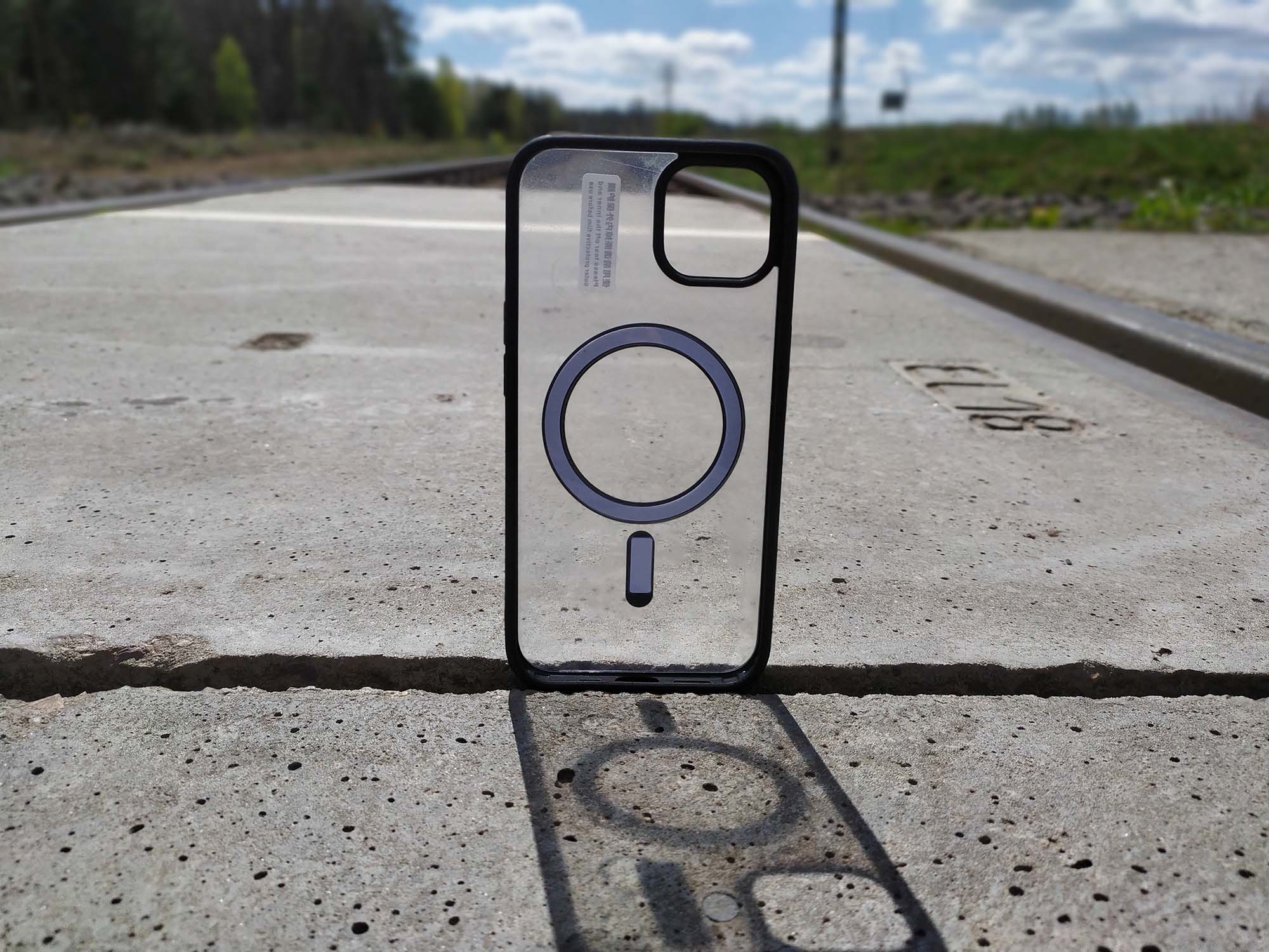 Etui z serii Clear+ Case z MagSafe na torach kolejowych.