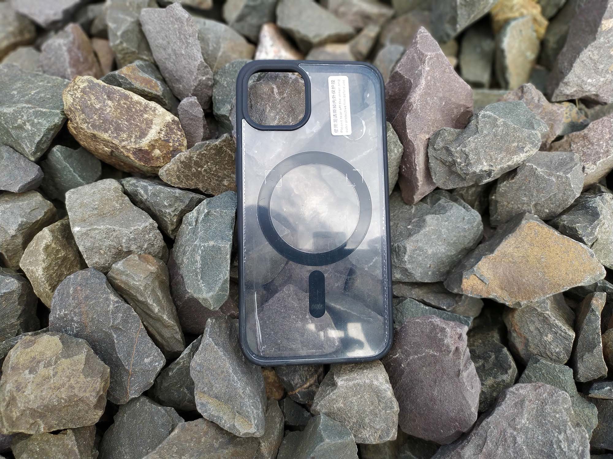 Tył etui z serii Clear+ Case z MagSafe umieszony na kamieniach