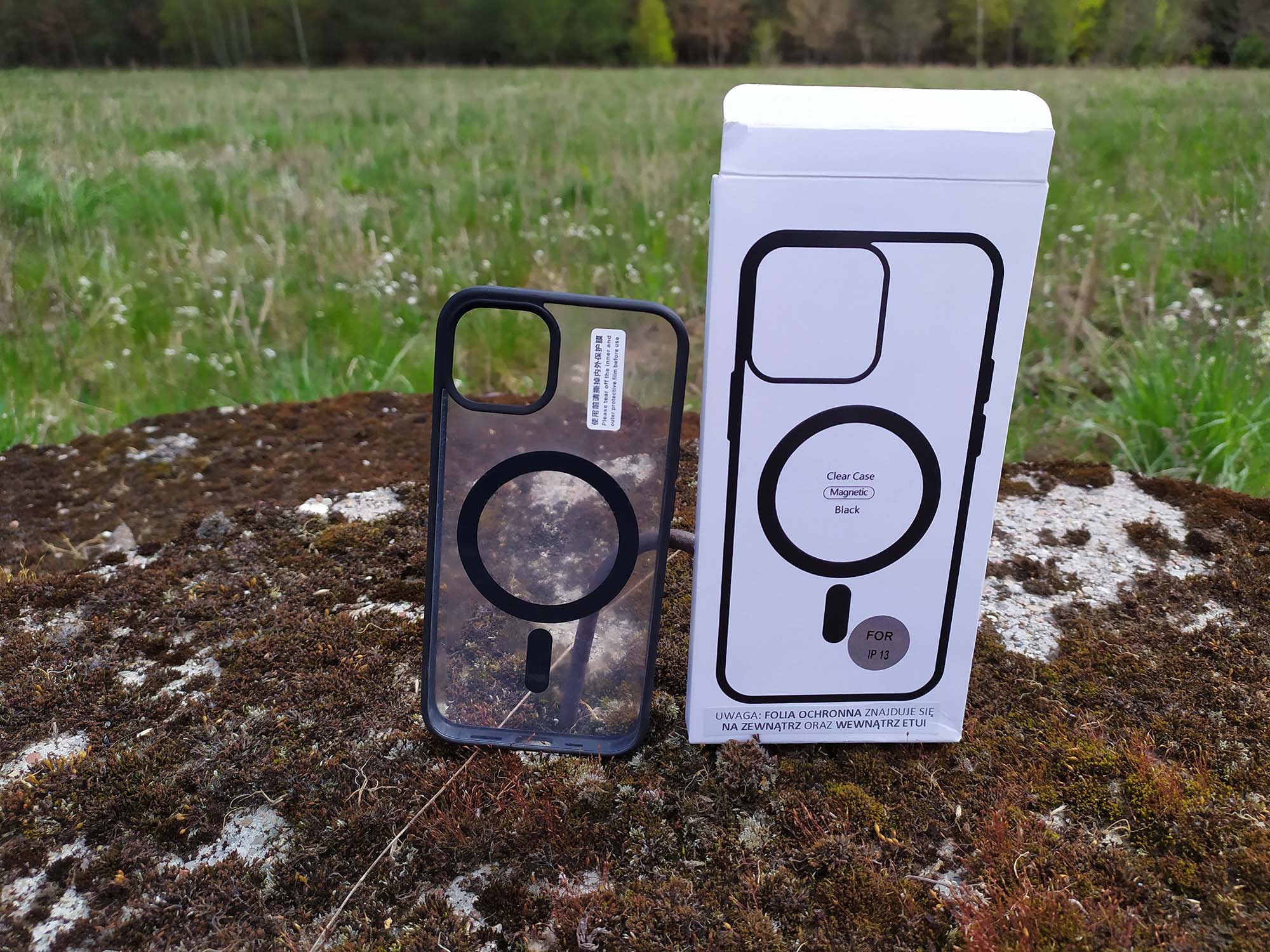 Etui z serii Clear+ Case z MagSafe na łonie natury.