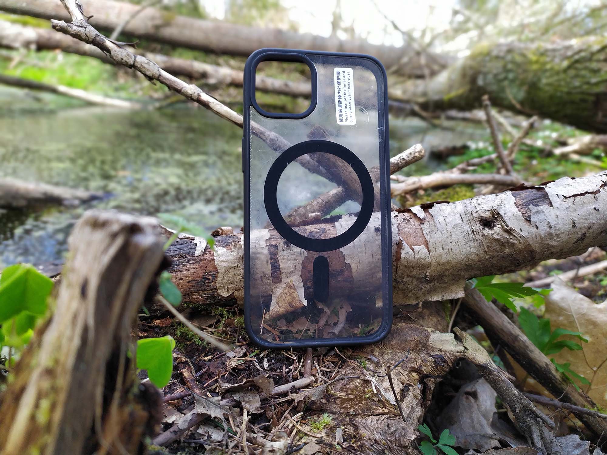 Etui z serii Clear+ Case z MagSafe nad strumykiem.