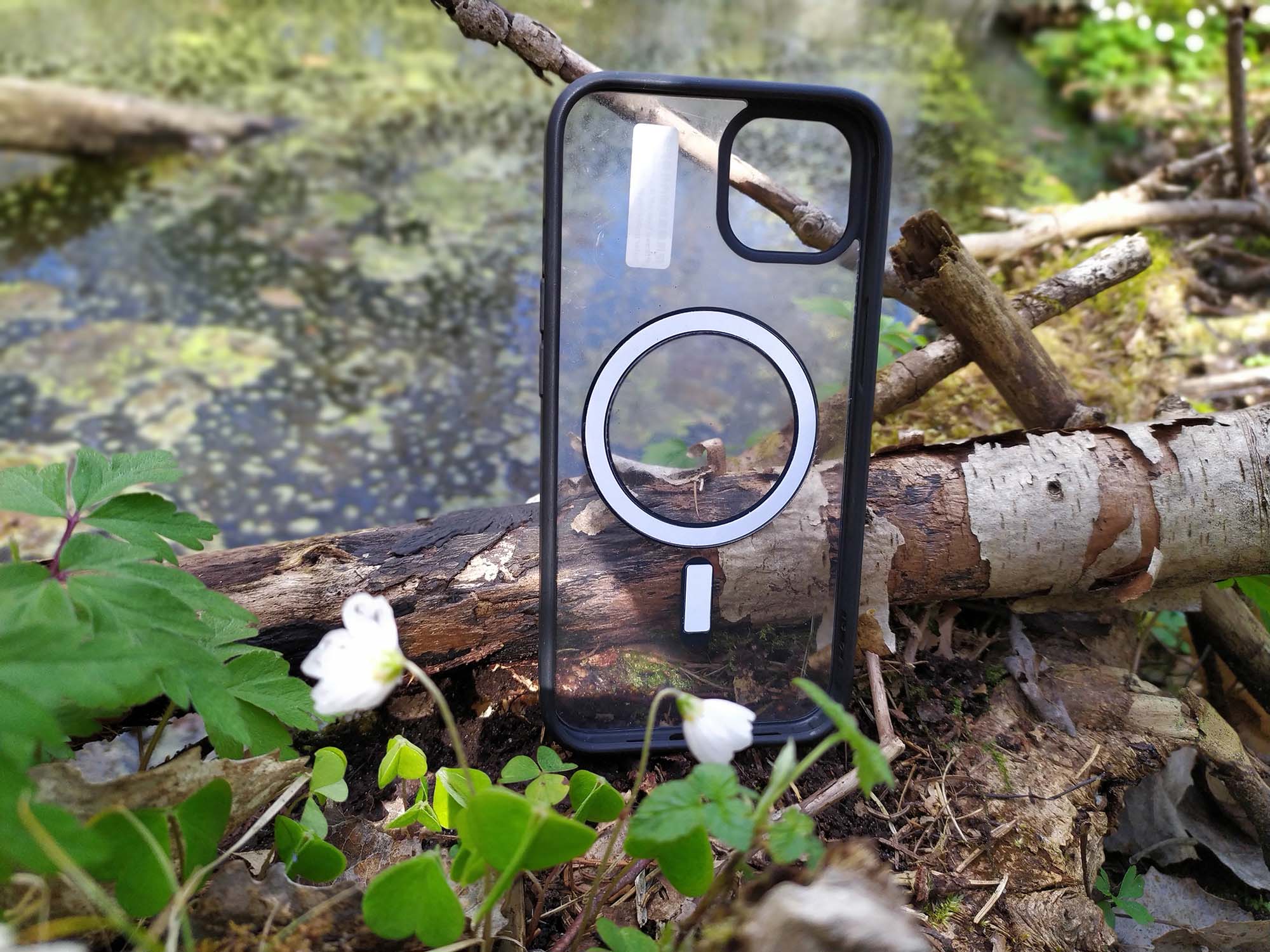 Etui z serii Clear+ Case z MagSafe nad wodą.