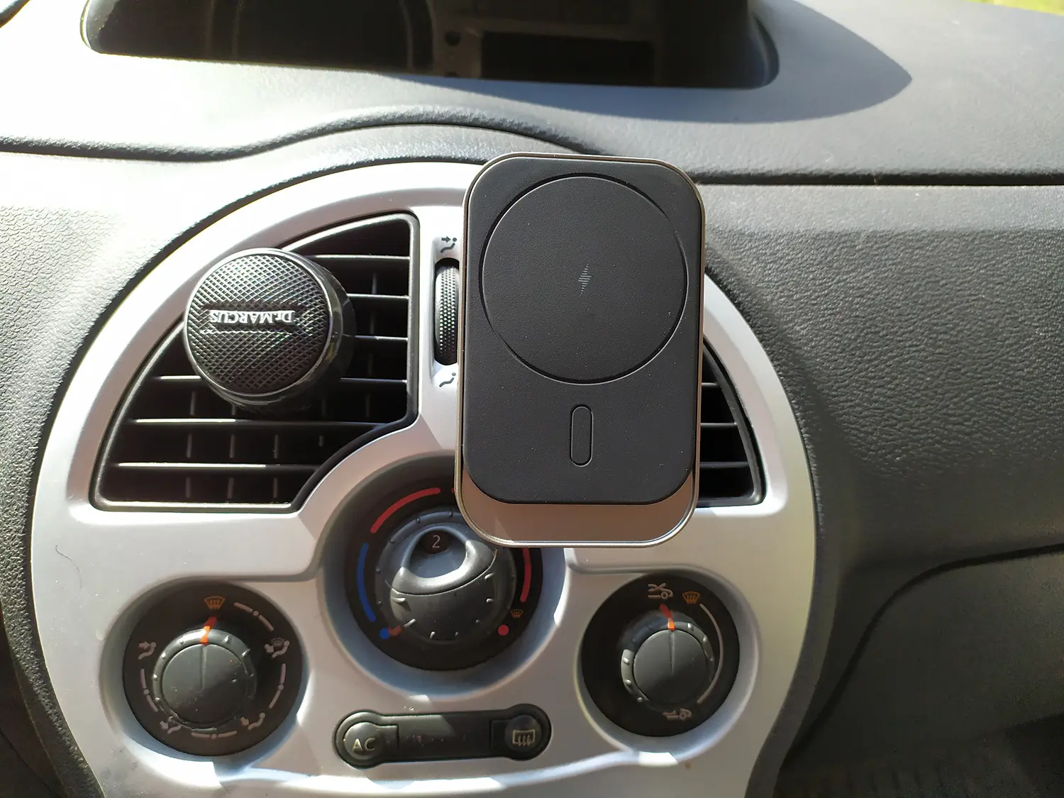 Uchwyt samochodowy z MagSafe umieszczony w klatce wentylacyjnej samochodu Renault Modus.