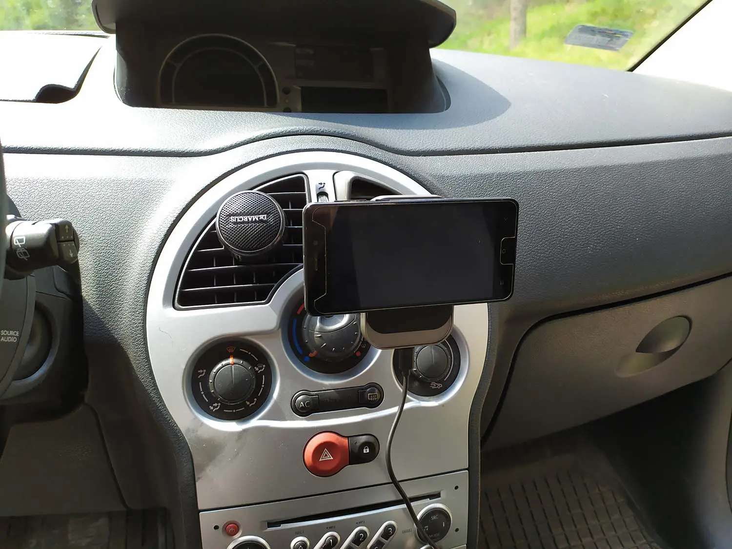 Telefon zamontowany poziomo w uchwycie MagSafe